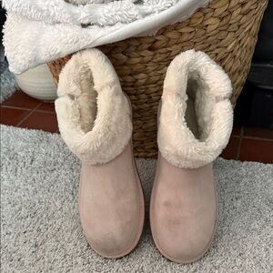 Koolaburra Women's light pink booties with Faux Fur